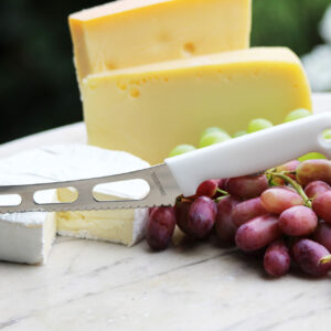 Käsemesser mit scharfem Wellenschliff