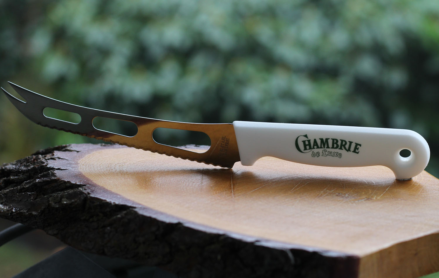 Käsemesser mit weißem Griff und rostfreier Bandstahlklinge