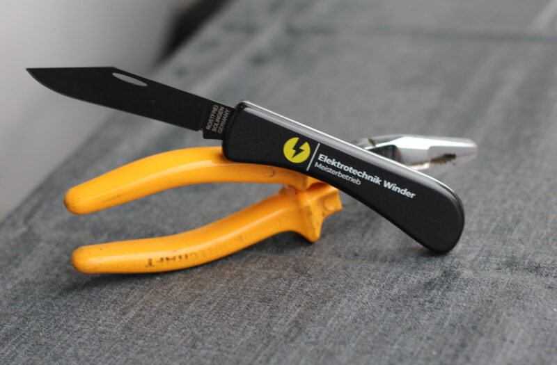 Einklingen-Handwerkermesser mit Werbung auf dem Griff