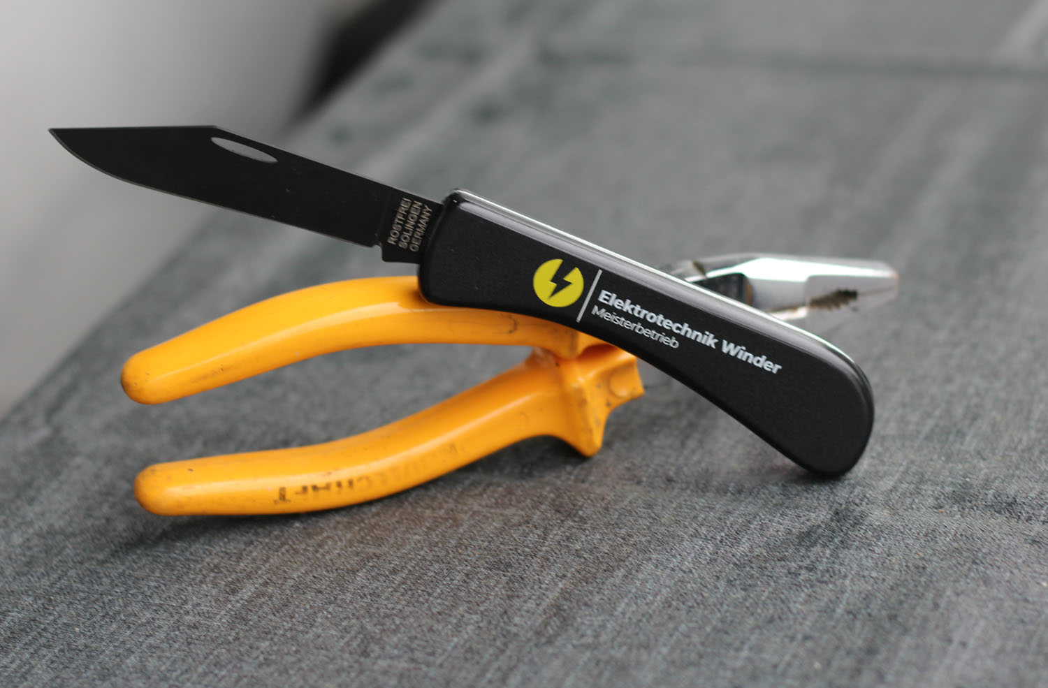 Einklingen-Handwerkermesser mit Werbung auf dem Griff